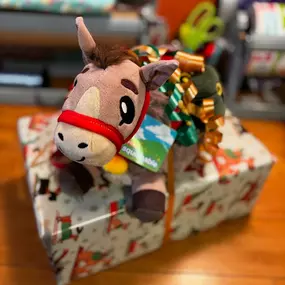 ???? This is the best wrapped gift of the week, maybe the month. The Christmas donkey on top ????????
This is going to one lucky kiddo.