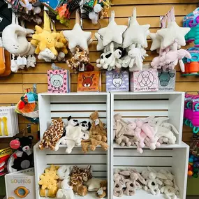 Jellycat junction here! Musical pulls, soothers, ring rattles, comforters, and books that make for the sweetest gifts for our sweetest littles. @followers
.
.
.
#childsplaytoys #dtsf #thebridgesat57th #jellycat #siouxfalls