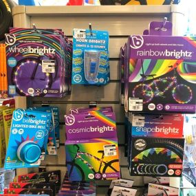 Light up accessories for bikes?! Yes please! And as parents we appreciate that it’s also an excellent added safety feature, making them more visible! ❤️