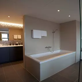 Suite bathroom