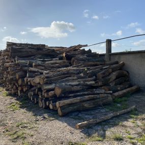 Bild von J and K Supplies BARK and LOGS