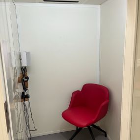 Cabina de audiometría del Centro Auditivo GAES  Granada Dilar