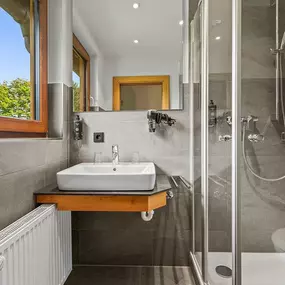 Badezimmer mit Fenster Hotel am See