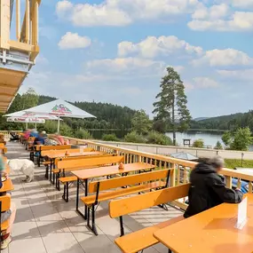 Restaurant mit Terasse am See im Schwarzwald
