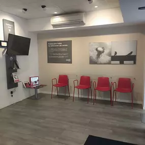 sala de espera del Centro Auditivo GAES Marbella