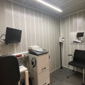 Cabina de audiometría del Centro Auditivo GAES  Barcelona Poblenou