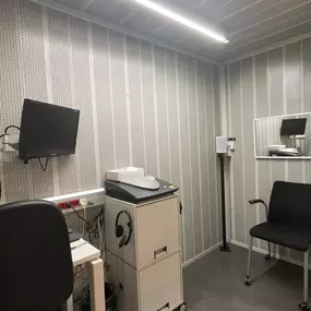 Cabina de audiometría del Centro Auditivo GAES  Barcelona Poblenou