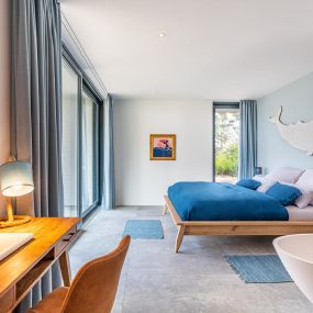 Schlafzimmer mit Badewanne im Ferienhaus/in der Villa „Beach House“ in den Pineblue Villas in Heringsdorf auf Usedom