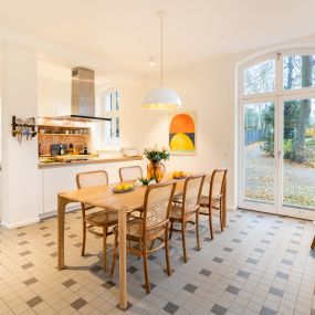 Offene Wohnküche im Ferienhaus „Coach House“ in den Pineblue Villas in Heringsdorf auf Usedom