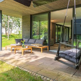 Terrasse mit Lounge im Ferienhaus „Beach House“ in den Pineblue Villas in Heringsdorf auf Usedom
