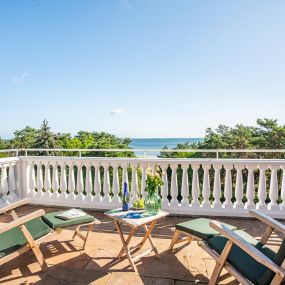 Balkon mit Meerblick in der Ferienwohnung/Suite „Dark Rose“ in den Pineblue Villas in Heringsdorf auf Usedom