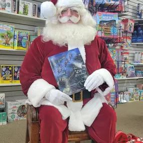 Santa is here right now!!! ???????????? #santa #christmastime #storytimewithsanta #gwhillikerstoys #neighborhoodtoystore #fauquiercounty