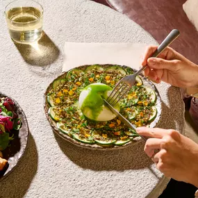 Burrata con carpaccio de calabacín.