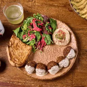 Falafel casero con salsa tahini