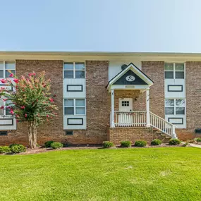 Exterior of Georgian Oaks Apartments