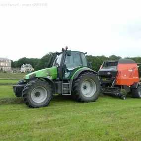 rondebalen pers met wikkelaar