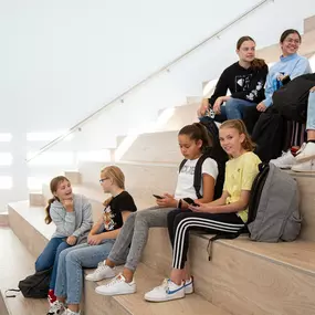 Leerlingen houden pauze in de nieuwe aula