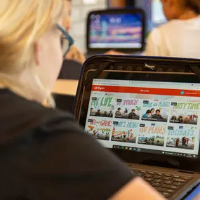 Leerling werkt op laptop