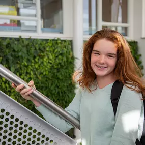 Meisje in het vernieuwde gedeelte van de school