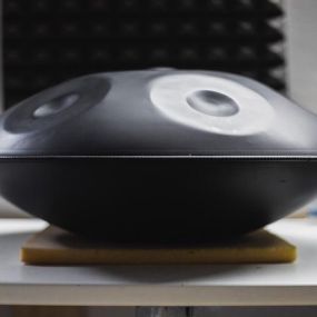 Du bist vom mystischen Klang der Handpan fasziniert, möchtest Dir Dein erste Handpan kaufen und erstmal auf ein günstiges Modell setzen? Mit unseren top Preis/Leistungs Black Magic Handpans bieten wir eine preiswerte Option, um auch mit einem kleineren Budget in die magischen Klangwelten der Handpan einzutauchen, ohne dabei auf eine gute Klangqualität oder vielseitigen Spielstil verzichten zu müssen.

Du kannst die Black Magic Handpan im Handpan Showroom Mönchengladbach ausprobieren und kaufen o