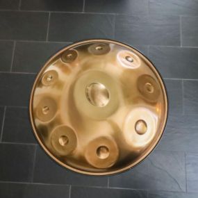 Mit kraftvollem und tiefen Klang stehen die Magical Handpans für Sinnlichkeit. Sie implizieren in ihrer Form und ihren feinen Schwingungen symbolisch das Feminine. Ihr magisches Klangfeld zeichnet sich durch sehr stabile Töne aus.

Du kannst die Magical Handpan im Handpan Showroom Mönchengladbach ausprobieren und kaufen oder bei www.Handpan.World online bestellen.