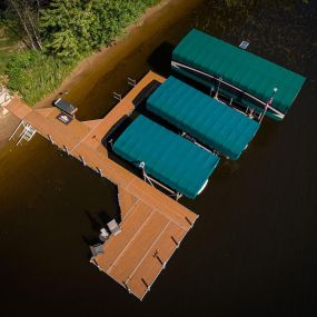 All sectional docks have FLOE’s Easy-Level leg system with top-side leveling. Sectional docks are available in two styles: Standard and Quick-Attach.