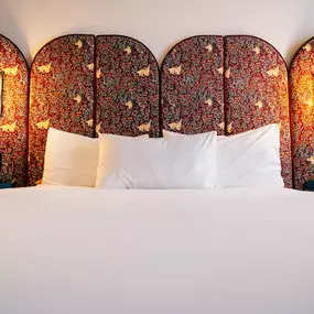 ibis Styles Madrid Centro Maravillas, habitaciones con diseño teatral en pleno Malasaña, con confort moderno, wifi gratuito y detalles únicos inspirados en el Teatro Maravillas. Descubre un espacio ideal para descansar en el corazón de Madrid