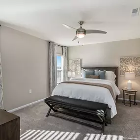 Large Main Bedroom with En-suite Bathroom & Closet