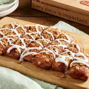 Oven-baked artisan pull-apart bread topped with sweetened cinnamon spread, streusel topping, drizzled with vanilla icing. (Full Size serves 4.)