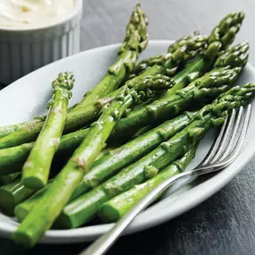 GRILLED ASPARAGUS - hollandaise sauce