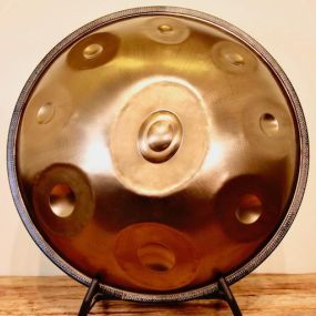 Unsere Vertreter nehmen sich die Zeit, Dich in die Welt der Handpans einzuführen, Dir die Möglichkeiten und Unterschiede näher zu bringen und auf Deine Fragen und Vorlieben einzugehen. Mit ihrer Unterstützung findest Du garantiert eine zu Dir passende Handpan. Bitte vereinbare im Vorfeld einen Termin.

Du kannst unsere Handpan Vielfalt im Handpan Showroom Wittstock ausprobieren und kaufen oder bei www.Handpan.World online bestellen.