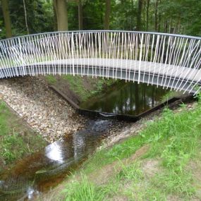 voetgangersbrug met leuning