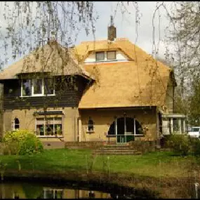 Villa met rieten dak