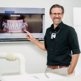 Bild von Dr. Helgert I Zahnmedizin I Kieferorthopädie I Schöne Zähne München