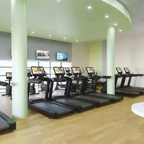 The 100-station gym has a fresh look and feel and features new state-of-the-art Life Fitness cardio equipment and Hammer Strength plate-loaded and lifting equipment, this gym is the perfect environment in which to achieve your goals.