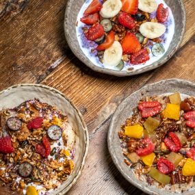 Bowl de Fruta de temporada, yogurt plant-based, granola. Bowl Protein-Power Overnight Oats y Bowl Blueberry Chía-Pudding.