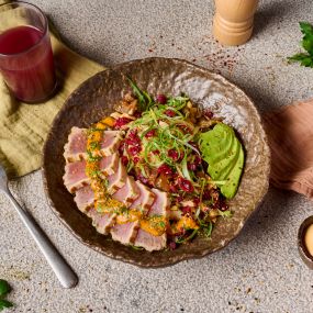 Tataki de atún con ají amarillo. Tuna tataki with aji amarillo.