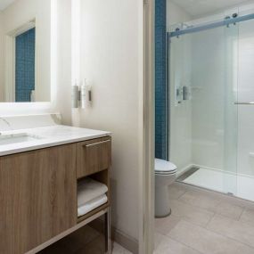 Guest room bath