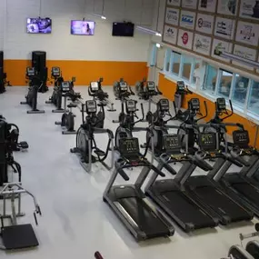 WestCoastGym heeft een ruime keuze aan cardioapparaten. Wil je alleen werken aan je conditie d.m.v. cardioapparaten dan ben je bij ons ook aan het juiste adres. Uiteraard kunnen we je ook trainingen aanbieden waar de intensiteit wat hoger opgeschroefd kan worden. Dit doen wij op onze HIT toestellen op onze indoor grasmat.
