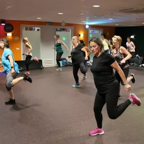 Groepsles fit & vitaal bij WestCoastGym. Bij WestCoastGym werken we met een hoop diverse groepslessen op verschillende niveaus. De fit & vitaal sluit perfect aan bij de mensen die wat verder op leeftijd zijn, maar toch wel de uitdaging opzoekt. Samen in groepsverband onder begeleiding van een groepslesinstructeur werk je jezelf heerlijk in het zweet. Een les die goed past bij de doelstelling afvallen en tegelijkertijd wordt er gewerkt aan de conditie.