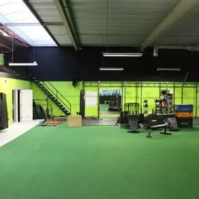 Indoor grasmat bij WestCoastGym die ideaal geschikt is voor iedere vorm van training. Of het nu is voor een bootcamp, hittraining of een personal training. Op deze grasmat van bijna 200m2 haal jij zeker het uiterste uit jezelf. Zo is iedere training weer anders en kan je jezelf blijven uitdagen. 

Geen enkele training hoeft hetzelfde te zijn en je mag altijd beroep doen op een instructeur om jou te laten uitdagen voor een heerlijke workout.