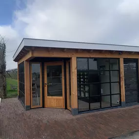 Tuinhuis met Boerderijautomaat en picknickbank