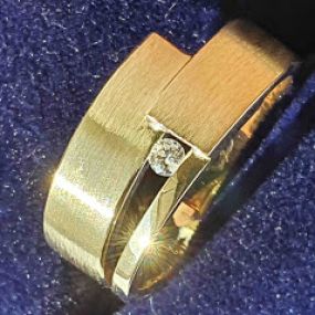 Strakke geelgouden ring gemaakt naar het idee van de klant, met een schitterende briljant!