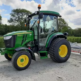 John Deere Dealer, Tuin,- park en golfbaanmachines
Gazonmaaiers, zitmaaiers, tractoren, gators, golfbaanmachines