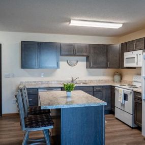 Fargo, ND Lake Crest Apartments | Kitchen