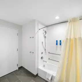 Guest room bath