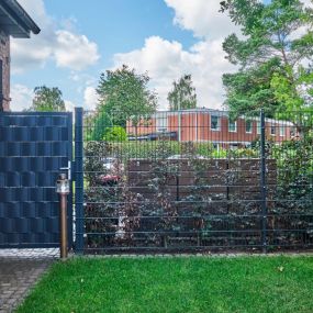 Zaunbau
Wenn es um das Absichern des Eigentums und deren Bewohner geht, sind Zäune oder Mauern das Mittel der Wahl. Sie bieten zudem kostbaren Sicht- und Schallschutz und zeigen jedermann klar die Grundstücksgrenzen auf.