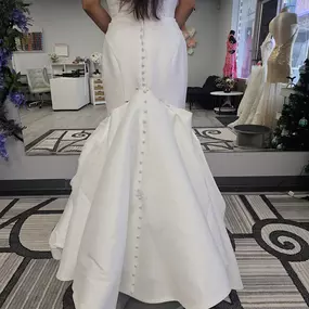 Ready to make a statement with your fashion? Our skilled artisans at Fashion Alterations & Bridal Sewing specialize in fashion alterations that breathe new life into your wardrobe favorites.