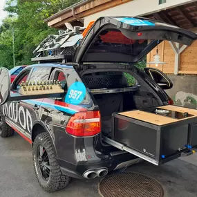 Porsche Cayenne 957
Powder Prowler

Anlässlich des 75 Jahre Jubiläum Porsche Schweiz, wurde in Zusammenarbeit mit dem Porsche Zentrum Basel dieses einmalige ShowCar realisiert!