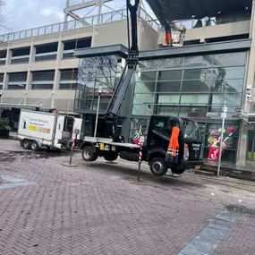 Reinigen van de gevel van betonslijpsel d.m.v. hoge druk onder gepaste druk